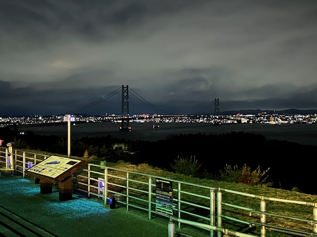 淡路島からみた明石海峡大橋